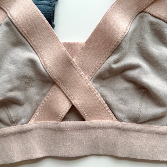 ARITZIA | COMMUNITY SOFT CUT OUT STRAPPY BANDAGE SPORTS BRA SIZE MEDIUM - Picture 5 of 7